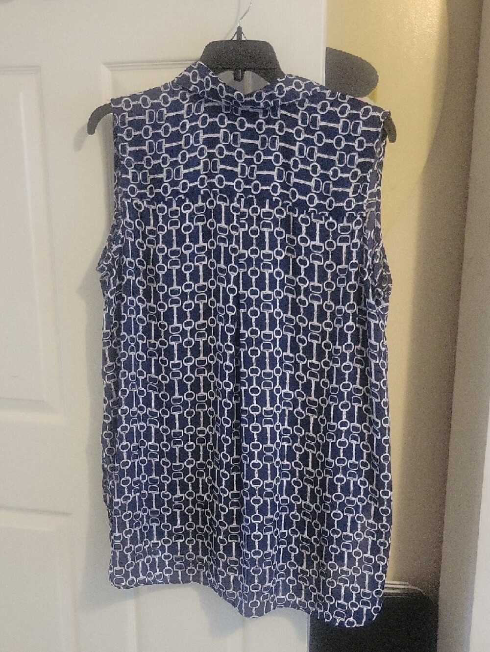 Roz & Ali Sz2X Navy and White Chain-Link Sleeveless Button Blouse - Picture 3 of 4